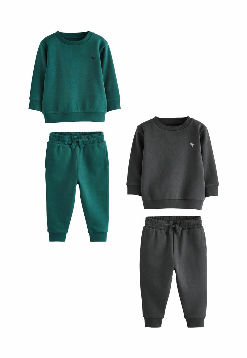 Twee sets kinderlijke sweaters en broeken. Eén set is teal en de andere is donkergrijs. Beide hebben elastische taillebanden en geribde boorden.