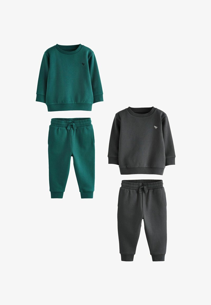 To sæt børnesweatshirts og bukser. Det ene sæt er teal, mens det andet er mørkegråt. Begge har elastisk talje og ribstrik på ærmerne.
