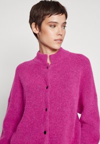Gestuz ALPHA - Cardigan - intense pink