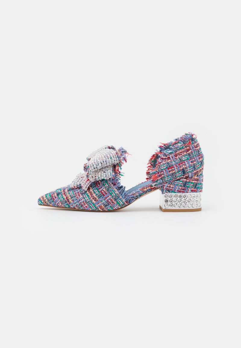 Chaussure à talon bas en tissu tissé multicolore avec un bout pointu, ornée d'un grand nœud en perles argentées et d'un talon bloc studé de strass.