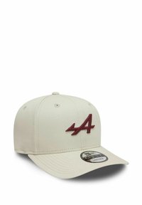 Czapka beanie w kremowym kolorze z bawełny z zaokrąglonym daszkiem, wyposażona w bordowe haftowane logo z przodu oraz regulowane zapięcie na napę.