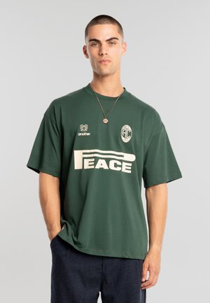 PEACE  - T-shirts med print - bottle green