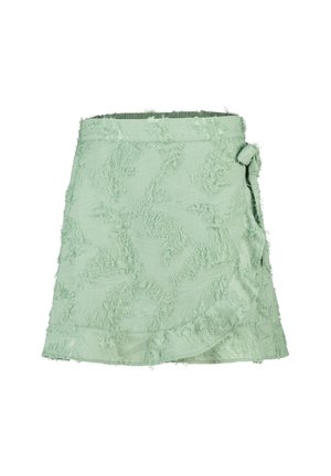 Groene wikkelrok van geweven stof met rafelige details en een zijriem. Heeft een asymmetrische zoom en een zachte afwerking.