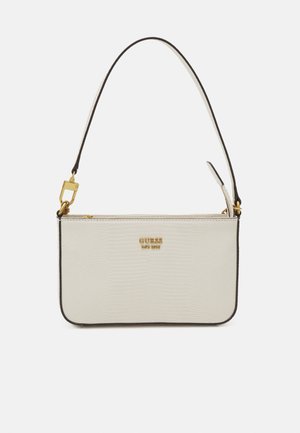Petit sac à main rectangulaire blanc à surface texturée, logo doré "GUESS EST 1981", bordure noire et une seule bandoulière avec une fermeture dorée.