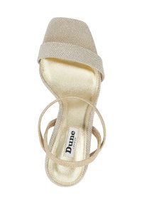 Gouden platform sandal met een gestructureerde glinsterende bovenkant, brede teenband en een slanke enkelband. Glad gouden binnenzool, met zichtbaar merlogo.