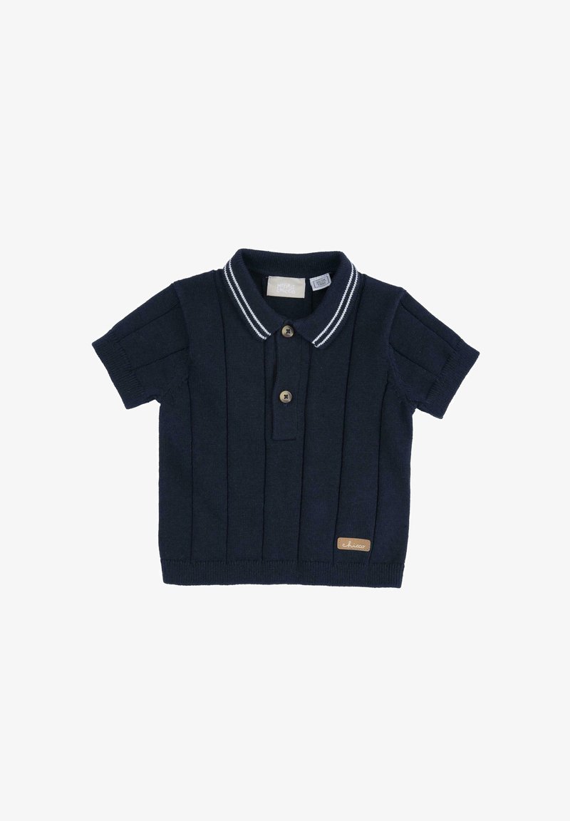 Navy blauwe gebreide polo met korte mouwen, drie knopen, kraag met witte streep en een gestructureerd patroon met verticale lijnen. Leren logo-label.