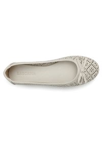 Hellgraue Ballerinas aus perforiertem Material. Mit runder Zehenpartie, einer kleinen Schleife auf der Vorderseite und einem glatten Innenfutter.