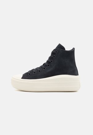 Zapatillas altas en gamuza azul marino oscuro, con cordones a tono, suela de goma blanca y un capuchón en la puntera texturizado para añadir detalle.