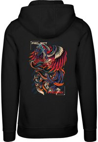 Fekete kapucnis pulóver élénk sárkány és phoenix grafikával, merész színekben. Kiegészítők között kéket, pirosat és aranyat találhatunk.