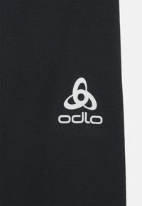 Schwarzer Stoff mit einer strukturierten Oberfläche, versehen mit einem weißen Odlo-Logo-Design in Form von drei miteinander verbundenen Kreisen.