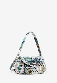Bedruckte Handtasche mit strukturiertem Oberflächenmaterial, die eine Vielzahl von bunten Bildern und Ausschnitten aufweist, ergänzt durch einen gemusterten Tragegurt.