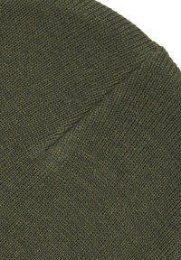 Donkergroene gebreide muts, met een geribbelde textuur en een slungelige ontwerp, van een zachte, rekbare stof die zich aanpast aan het hoofd.