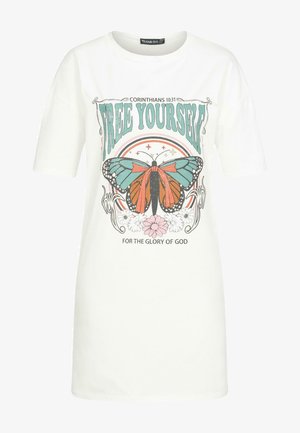 Fehér pamut póló grafikus nyomtatással, teal és narancssárga lepkével, virágos díszítéssel, és a "SZABADULJ MEG" felirattal a tetején.