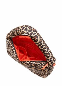 Gestepptes Handtasche mit Leopardenmuster, abgerundetem Griff und leuchtend rotem Innenfutter mit mehreren Innentaschen und einem Reißverschlussfach.