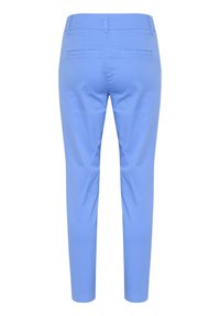 Lichtblauwe, fitted broeken met een zachte textuur, voorzien van twee achterzakken en een smal pijpdesign. Strakke lijnen en minimale details.