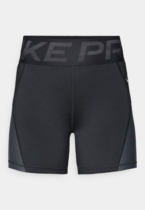 Μαύρα αθλητικά σορτς κατασκευασμένα από ελαστικό ύφασμα, με φαρδύ ελαστικό μέσο που έχει το λογότυπο "NIKE PRO" και διακριτικές υφές στις πλευ ρές.