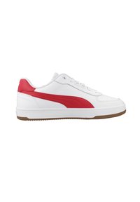 Zapatillas blancas con un elemento de diseño rojo, que cuentan con una parte superior de cuero texturizado, puntera redonda y suela de goma con un fondo marrón.