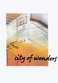 Tela blanca con un gráfico de una cancha de baloncesto en degradado de naranja y amarillo, que incluye un aro, una red y el texto "ciudad de maravillas."