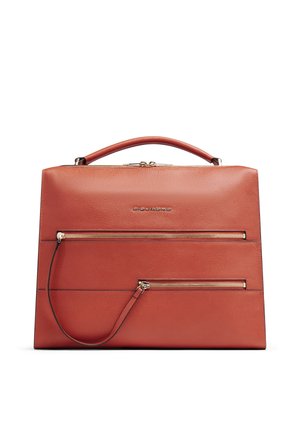 Leren handtas in roestkleur met bovenste handvat, twee horizontale vakken aan de voorkant met rits en een afneembare polsriem.