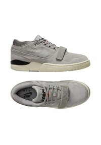 Adidași gri cu detalii din suede și plasă, având un guler căptușit, curea velcro și talpă din cauciuc cu un model texturat.