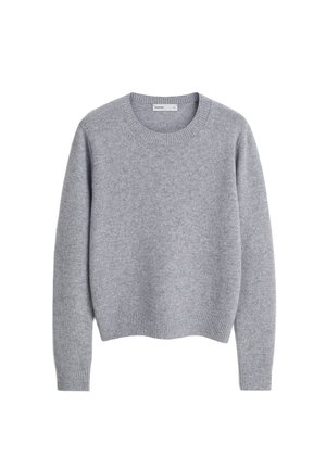 Jasnoszary sweter z okrągłym dekoltem, długimi rękawami oraz ściągaczami na mankietach i u dołu, wyłożony płasko na białym tle.