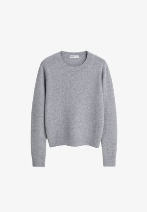 Jasnoszary sweter z okrągłym dekoltem, długimi rękawami oraz ściągaczami na mankietach i u dołu, wyłożony płasko na białym tle.