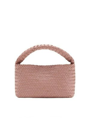 Bolso de mano rectangular de cuero tejido rosa con un asa ancha y curva trenzada, mostrado sobre un fondo blanco.