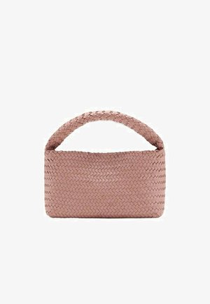 Geantă dreptunghiulară roz din piele împletită, cu un mâner lat, curbat și împletit, prezentată pe un fundal alb.