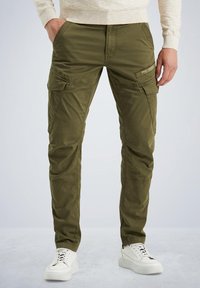 Olivno zelene cargo hlače z več stranskimi žepi, izdelane iz lahkotne tkanine. Imajo ozek kroj in diskreten logotip na sprednji strani.