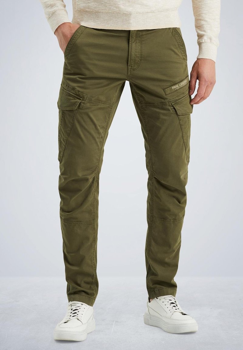 Olivno zelene cargo hlače z več stranskimi žepi, izdelane iz lahkotne tkanine. Imajo ozek kroj in diskreten logotip na sprednji strani.