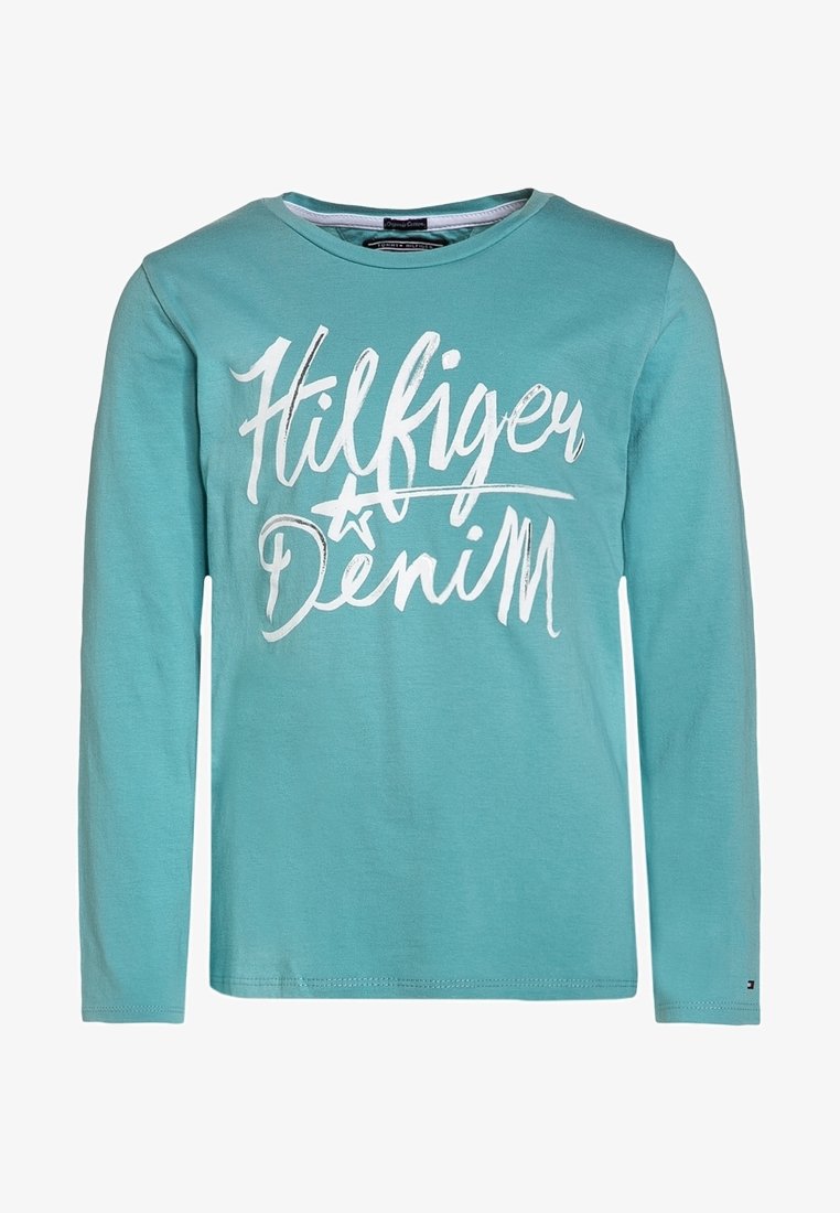 Turkusowa koszula z długim rękawem z bawełny, z białym napisem "Hilfiger Denim" na przodzie. Okrągły dekolt i luźny krój.