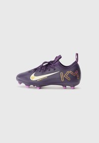 Crampon de football violet avec une surface texturée, des accents dorés et des crampons roses. Présente un design à lacets et une languette au talon.