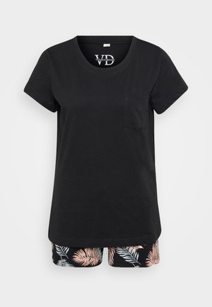 Crni pamukasti T-shirt kratkih rukava s okruglim izrezom i džepom na prsima, uparen s kratkim hlačama s uzorkom u obliku višebojnog lišća.