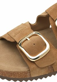 Suede sandale u smeškastoj boji s dvije široke trake i velikom zlatnom kopčom. Tekstuirana cork midsole i smeđa zigzag potplat.