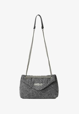Borsa a spalla grigia trapuntata con tracolla in catena argentata e chiusura a pattina, con logo GAËLLE PARIS sul davanti.
