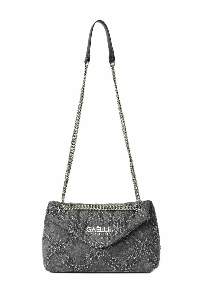 Borsa a spalla grigia trapuntata con tracolla in catena argentata e chiusura a pattina, con logo GAËLLE PARIS sul davanti.
