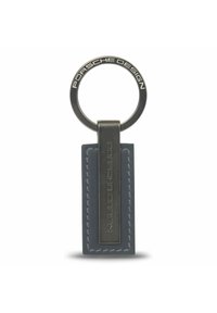 Sleutelhanger met een ronde metalen ring en een rechthoekig blauwe leren label met de opdruk "PORSCHE DESIGN" en contrasterende stikdetails.