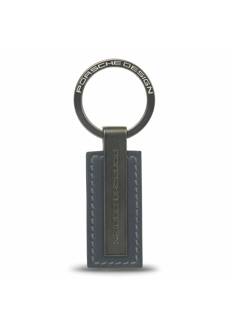 Sleutelhanger met een ronde metalen ring en een rechthoekig blauwe leren label met de opdruk "PORSCHE DESIGN" en contrasterende stikdetails.