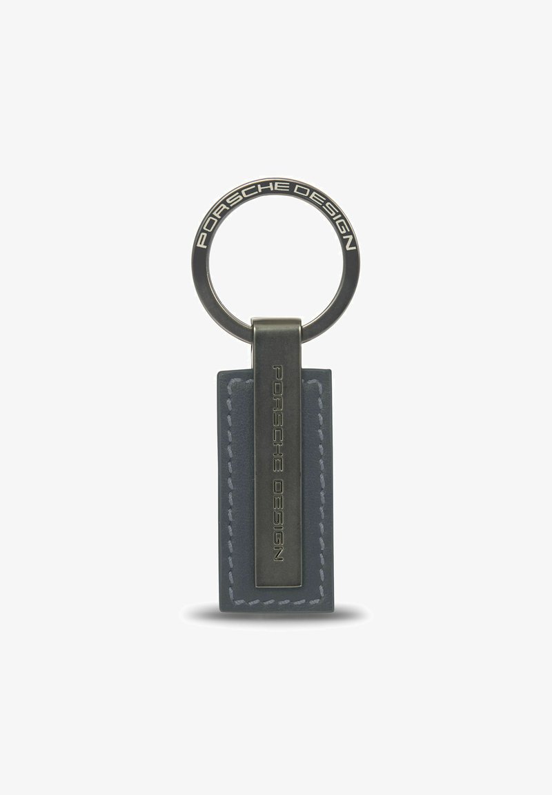 Sleutelhanger met een ronde metalen ring en een rechthoekig blauwe leren label met de opdruk "PORSCHE DESIGN" en contrasterende stikdetails.