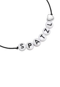 Collier en perles composé de perles blanches rondes avec des lettres noires épelant "SPATZL" et un accent en forme de cœur argenté sur un cordon noir.