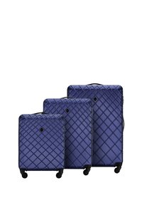 Set van drie harde koffers in diepblauw met een diamanten quiltpatroon, voorzien van zwarte accenten en vier wielen voor mobiliteit.