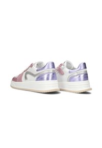 Witte sneakers met roze en paarse accenten. Gemaakt van glad leer, met metallic details en een gestructureerde rubberen zool.