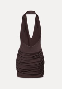 Brązowa sukienka na ramiączkach z głębokim dekoltem w kształcie V i marszczonym materiałem, o dopasowanej sylwetce i ukrytym zamku z tyłu.