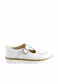 Chaussure blanche en cuir avec un design à bride T, des découpes décoratives et une boucle en forme de fleur argentée. Elle possède une semelle en caoutchouc et des accents beiges.