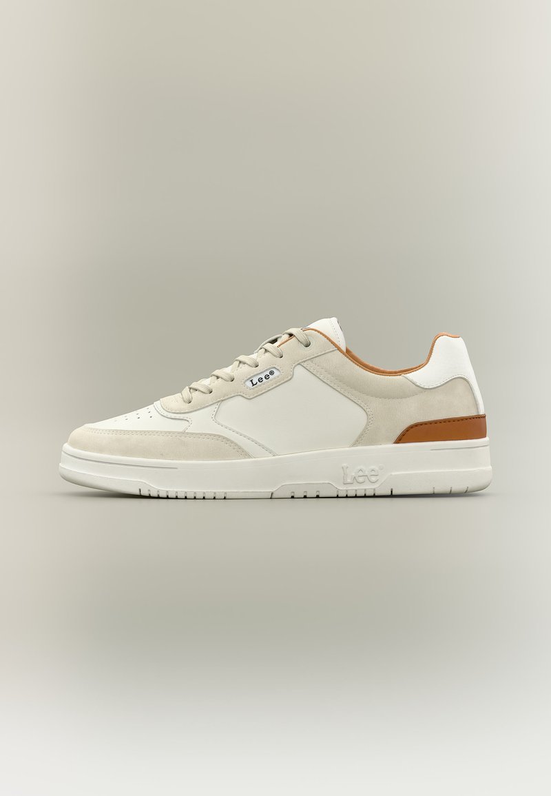 Αθλητικό παπούτσι Low-top Lee σε λευκό και μπεζ με σουέντ λεπτομέρειες, καφέ τόνους στη φτέρνα, κλείσιμο με κορδόνια και επωνυμία στη σόλα και στη πλαϊνή ετικέτα.