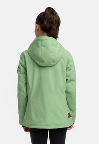 Šviesiai žalia izoliuota striukė su gobtuvu, turinti švelnų tekstūrą, šonines kišenes ir rudus akcentus apvarde.