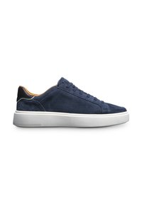 Marineblaue Wildleder-Sneaker mit einer weißen Gummisohle, flachen Schnürsenkeln und einem schwarzen Lederakzent an der Ferse. Schlichtes, niedriges Design.