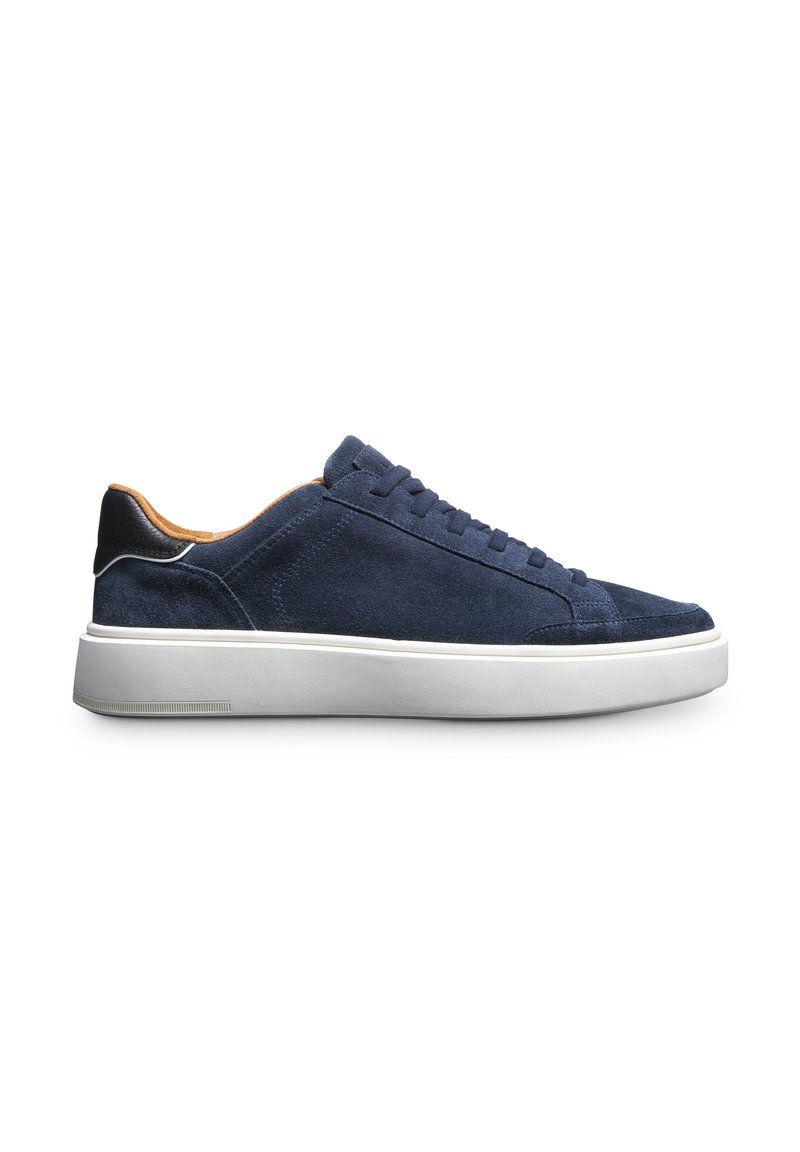 Marineblaue Wildleder-Sneaker mit einer weißen Gummisohle, flachen Schnürsenkeln und einem schwarzen Lederakzent an der Ferse. Schlichtes, niedriges Design.
