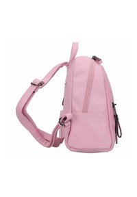 Mochila rosa hecha de material sintético. Presenta un diseño elegante con un bolsillo lateral con cremallera, correa ajustable y un panel trasero texturizado.