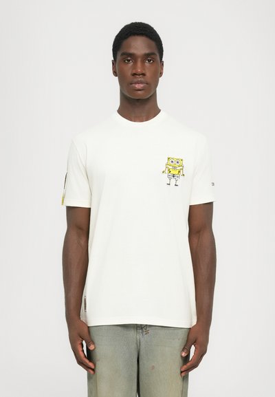 T-shirt bianco a maniche corte con una grafica gialla di SpongeBob SquarePants sul petto. Realizzato in cotone, presenta un collo rotondo e una vestibilità comoda.